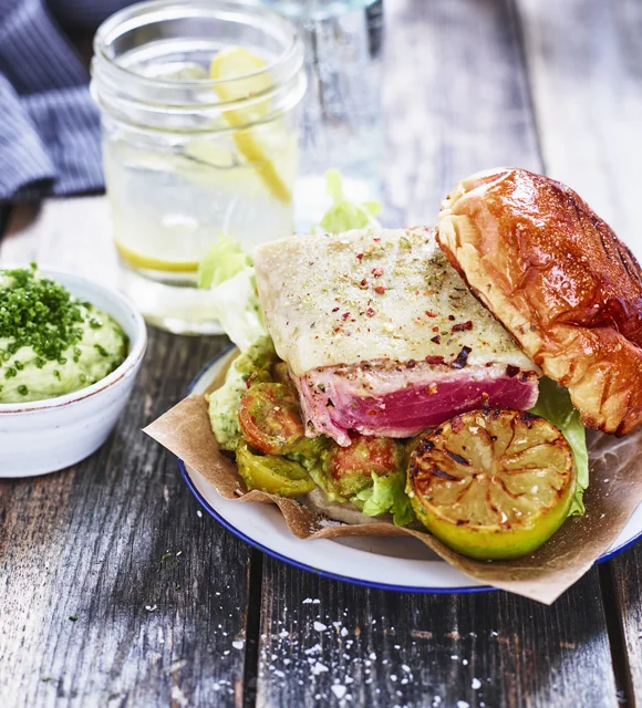 Gegrillter Thunfisch mit Chilicreme und Salsa Fresca