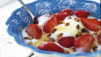 Yoghurt med jordgubbar och honung