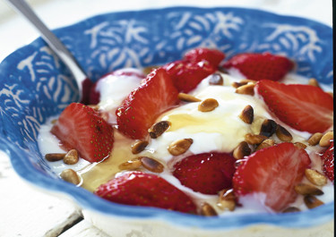 Yoghurt med jordgubbar och honung