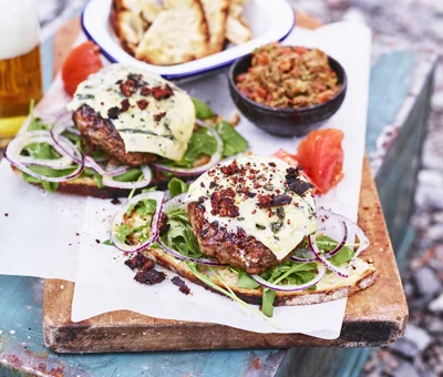 Hamburgers d’agneau à la crème d’aubergines et de tomates