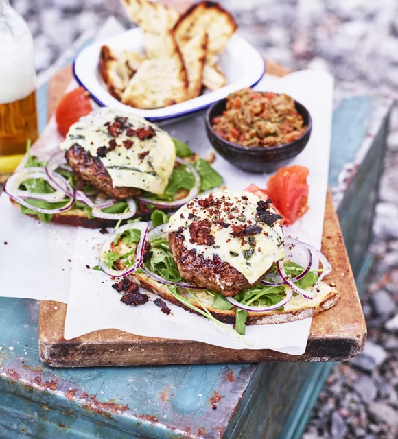 Hamburgers d’agneau à la crème d’aubergines et de tomates