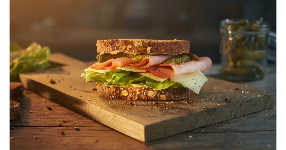 SANDWICH MED OST OG SKINKE