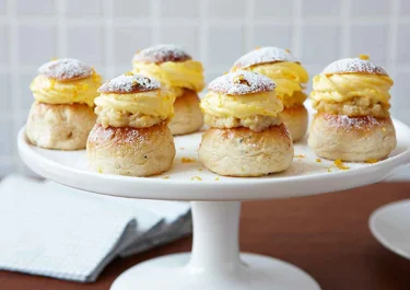 Minisemlor med saffran- och apelsinfyllning