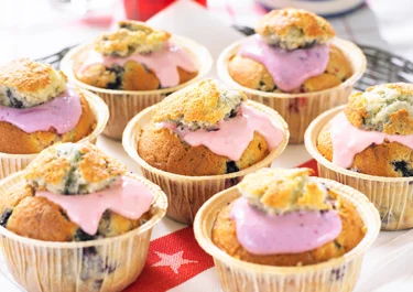 Cupcakes med hallon och blåbär