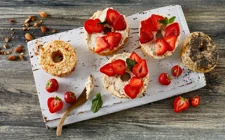 ZELFGEMAAKTE BAGELS MET ANANAS-ROOMKAAS