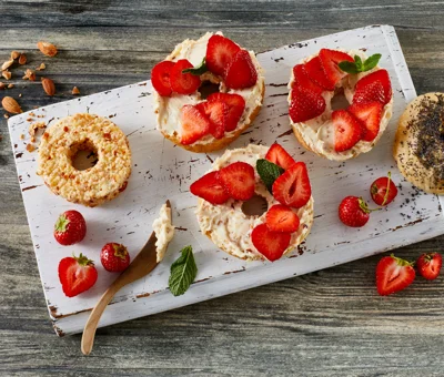 ZELFGEMAAKTE BAGELS MET ANANAS-ROOMKAAS