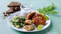 Laksefrikadeller med sprød agurkesalat