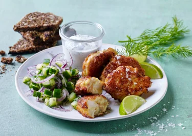 Laksefrikadeller med sprød agurkesalat