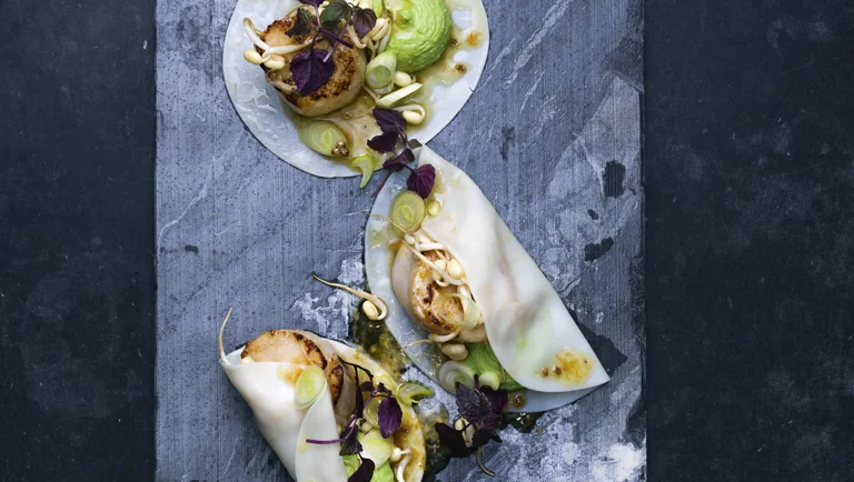 Åbne dumplings med ærtepuré, kammusling og appelsinsmør