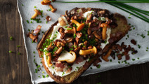 Toast med flødeost, bacon og svampe