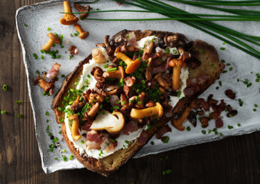 Toast med flødeost, bacon og svampe