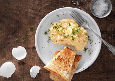 Proteiinipitoinen munakokkeli crème fraîchen kera