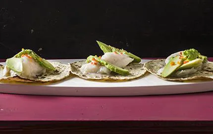 I Mexiko delar ofta gästerna på en helgrillad fisk som de plockar bitar av till sina tacos. Thomas smörbakade kummel med härlig smak av vitlök passar fint på en tortilla. Gärna ihop med nötig avokado och en habanerodressing med bett.