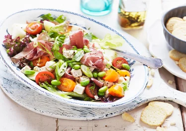 Sallad med ost, lufttorkad skinka och gröna bönor