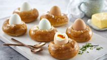Osternester aus Brot mit gebackenen Eiern