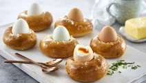 Easter bread nests with baked eggs
