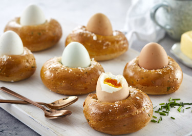 Paasbroodnestjes met gebakken eieren 