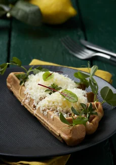 Maltvafler med mayo, revet ost, citronskal og urter