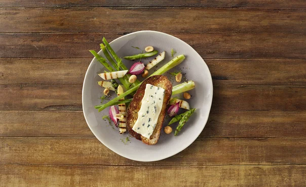 Blåmuggost med grillede grønnsaker, peanøtter og syltet løk