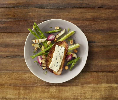Blue mit Grillgemüse, Erdnüssen und eingelegten Zwiebeln