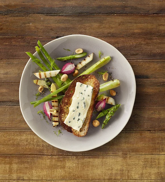 Blue mit Grillgemüse, Erdnüssen und eingelegten Zwiebeln