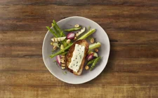 Creamy Blue med grillede grøntsager, peanuts og syltede løg