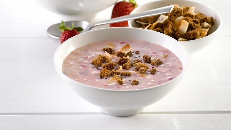 Jordbærkoldskål med hyldeblomst, sprød rugbrød og lakrids