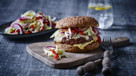 Burger med lynsyltede grøntsager