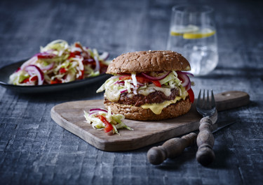 Burger med lynsyltede grøntsager