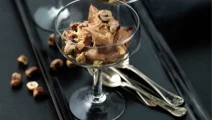 Nougatmousse med kanderade hasselnötter
