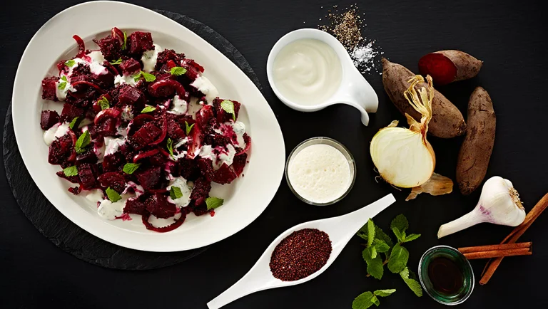 Bagt rødbedesalat med quinoa og myntefløde