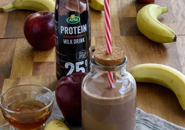 Smoothie με chocolate milk, μπανάνα, μήλο και επιδόρπιο γάλακτος
