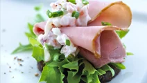Skinke med rygeostsalat