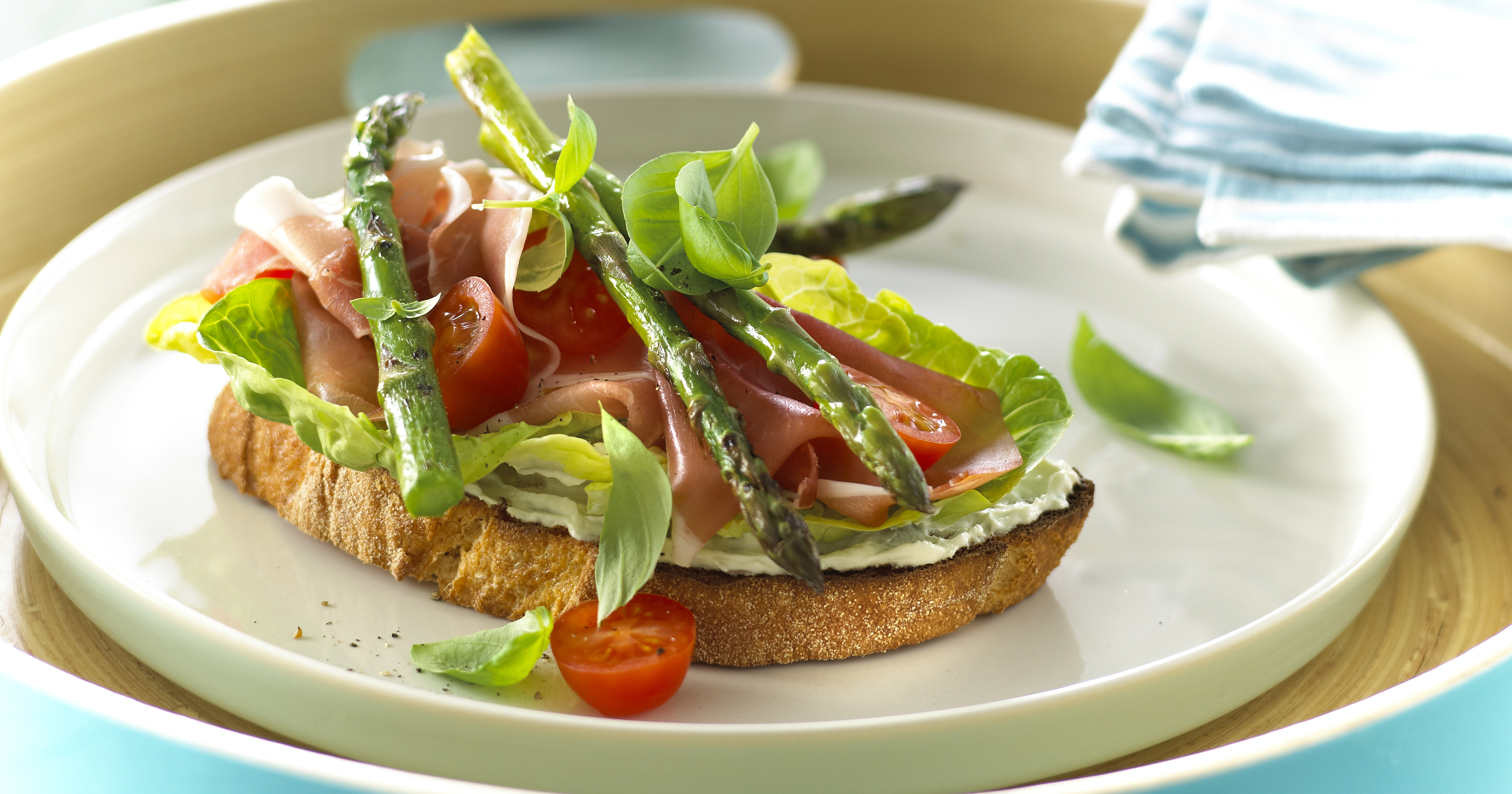 Bruschetta med grillede asparges, ost og parmaskinke
