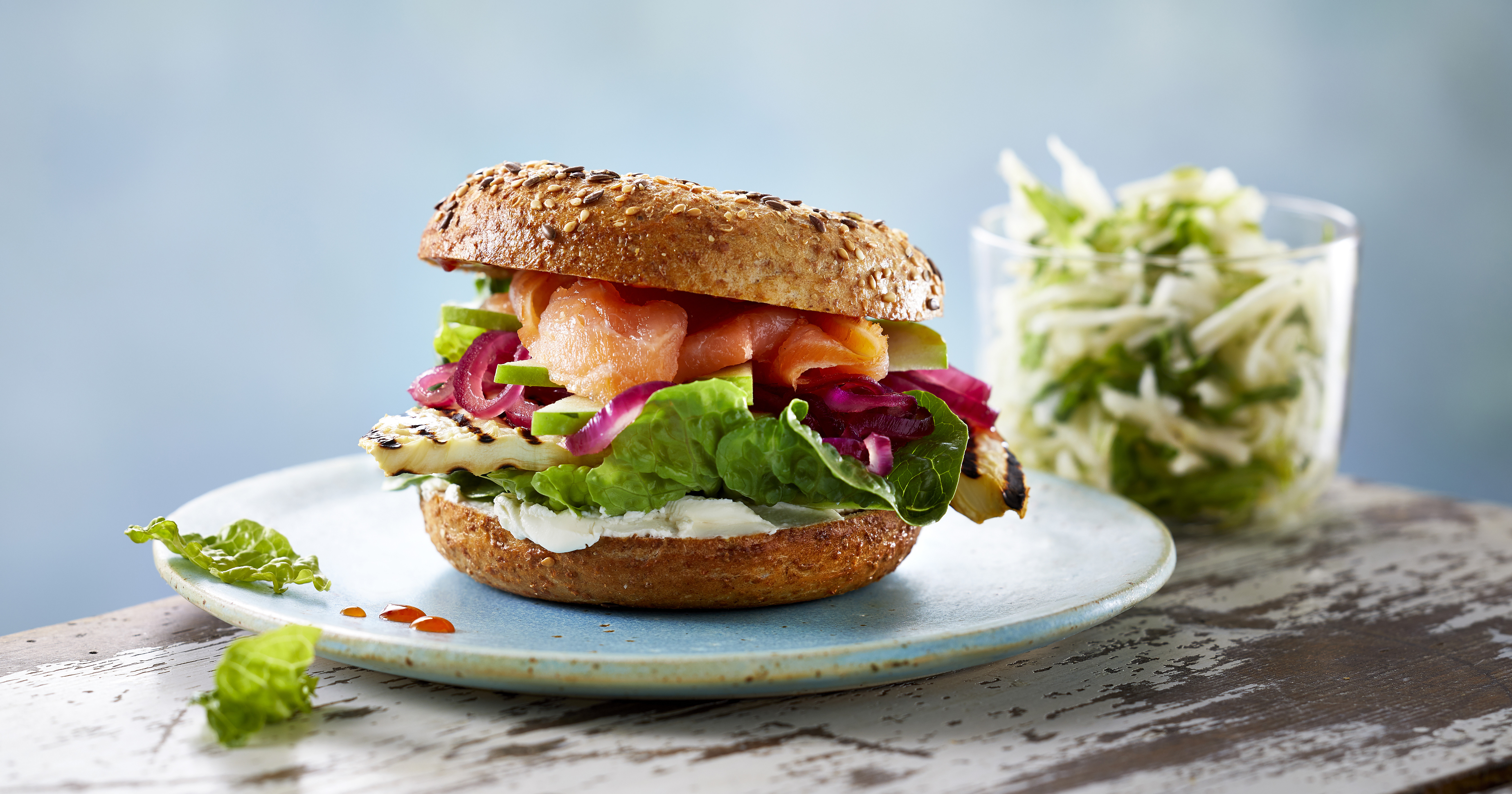 Bagels med røget laks og grillet selleri