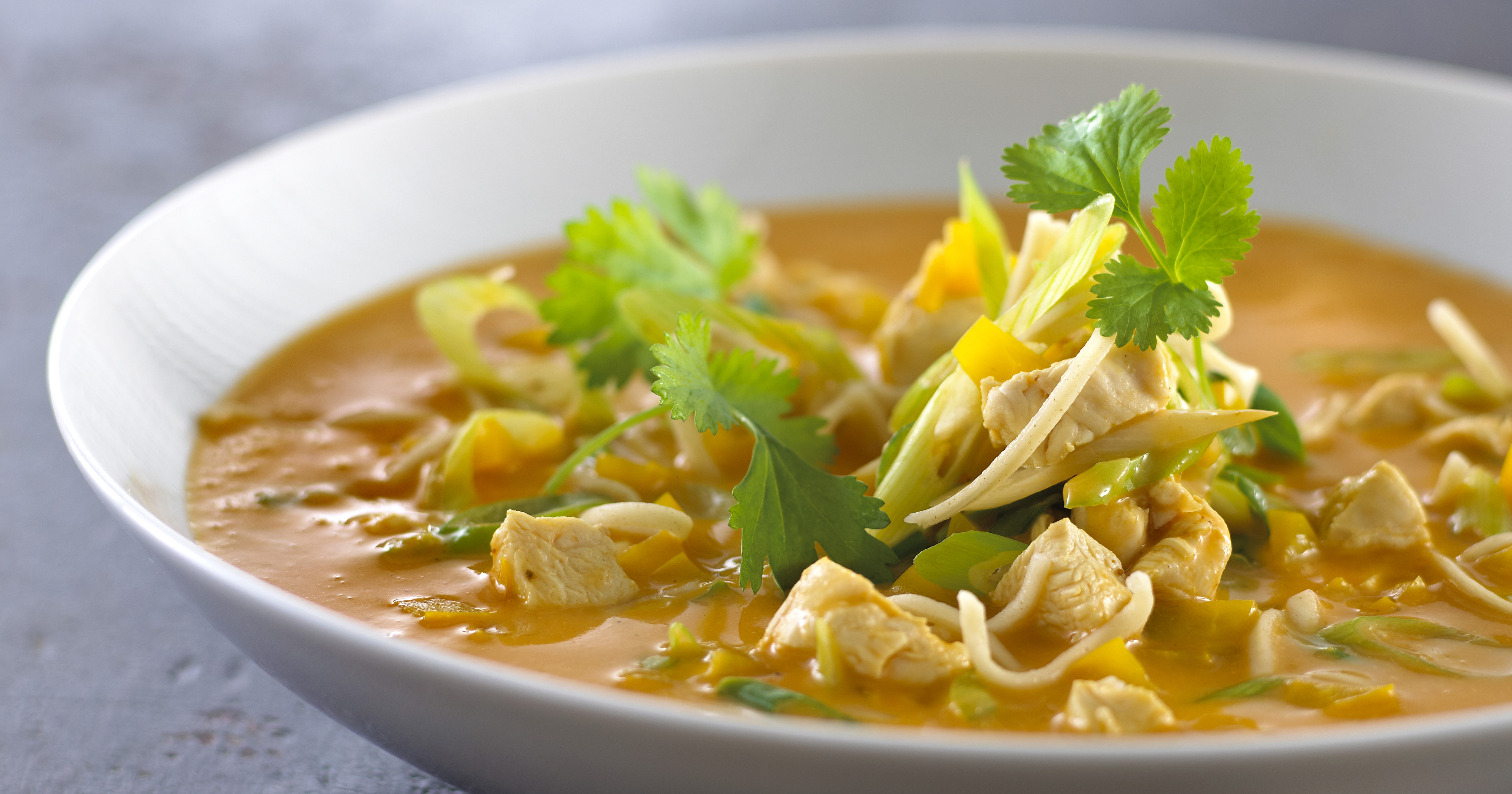 Karrysuppe med nudler og kylling