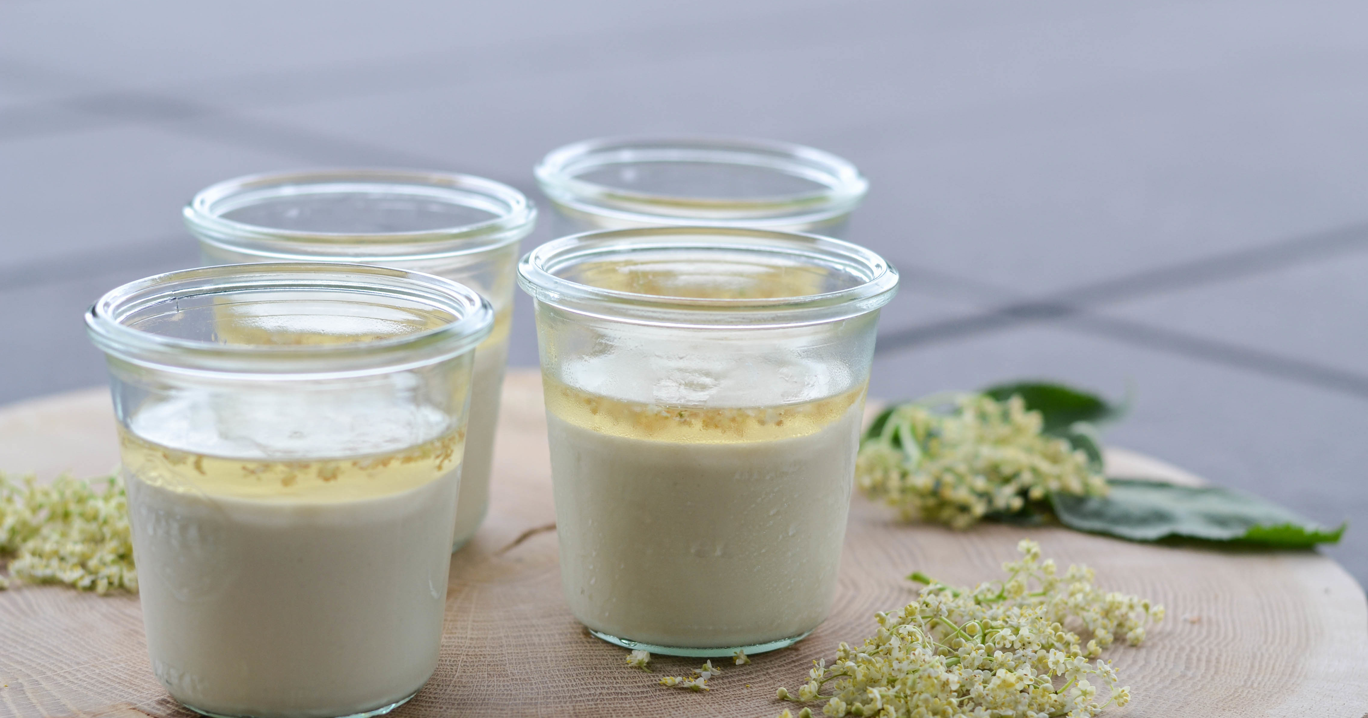 Ymerfromage med hyldeblomstgelé