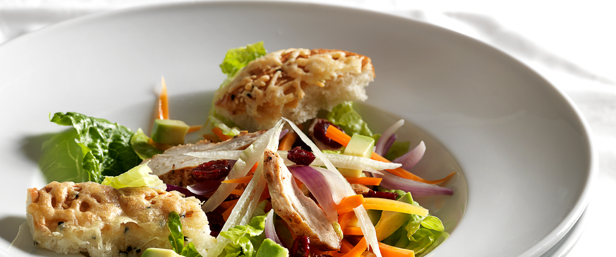 Salat med kylling og lune ostebidder