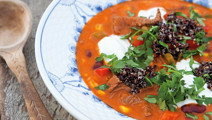 Hot tomatsuppe med quinoa