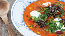 Hot tomatsuppe med quinoa