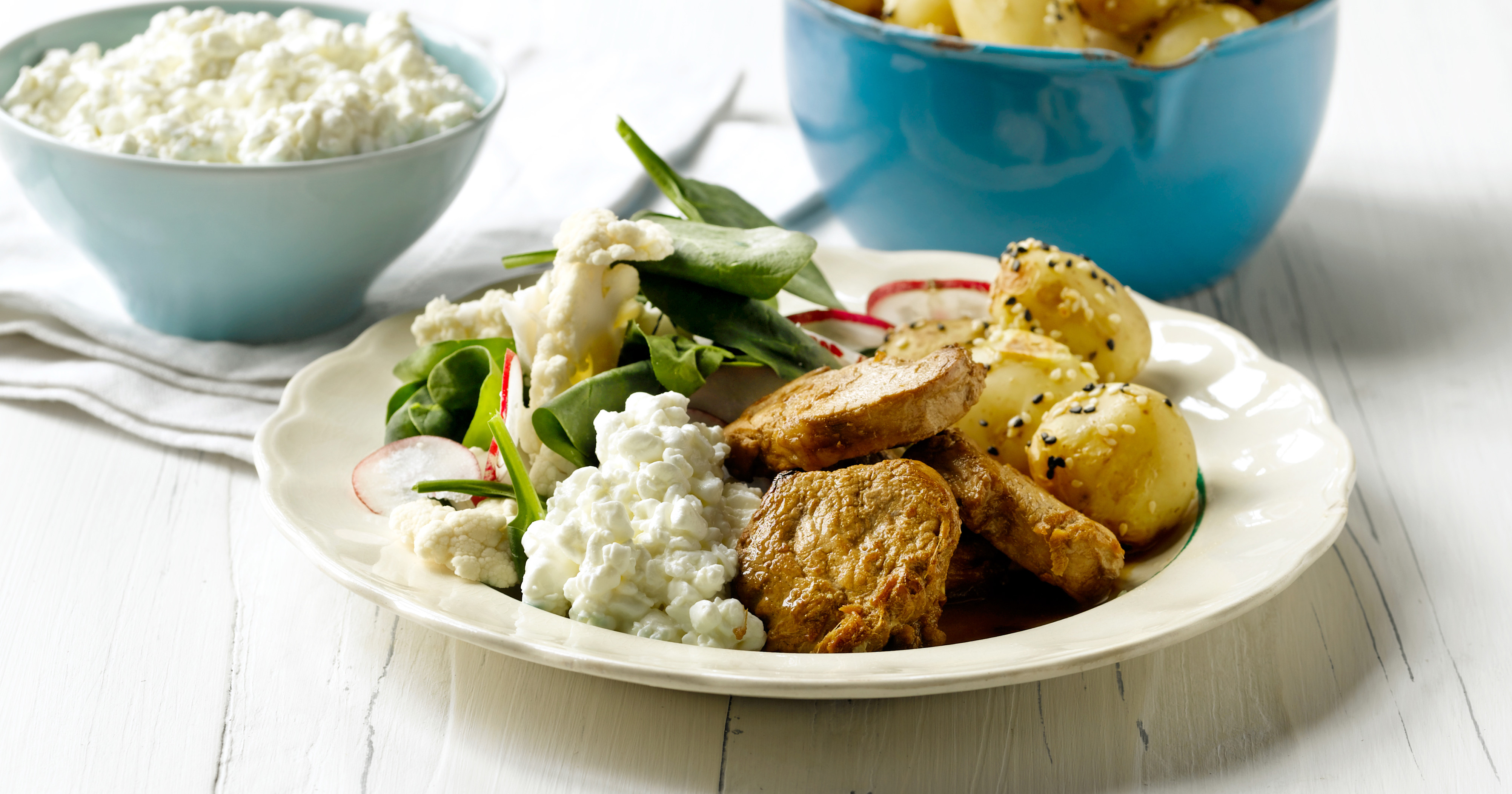 Marineret svinemørbrad med sesamkartofler og blomkålssalat