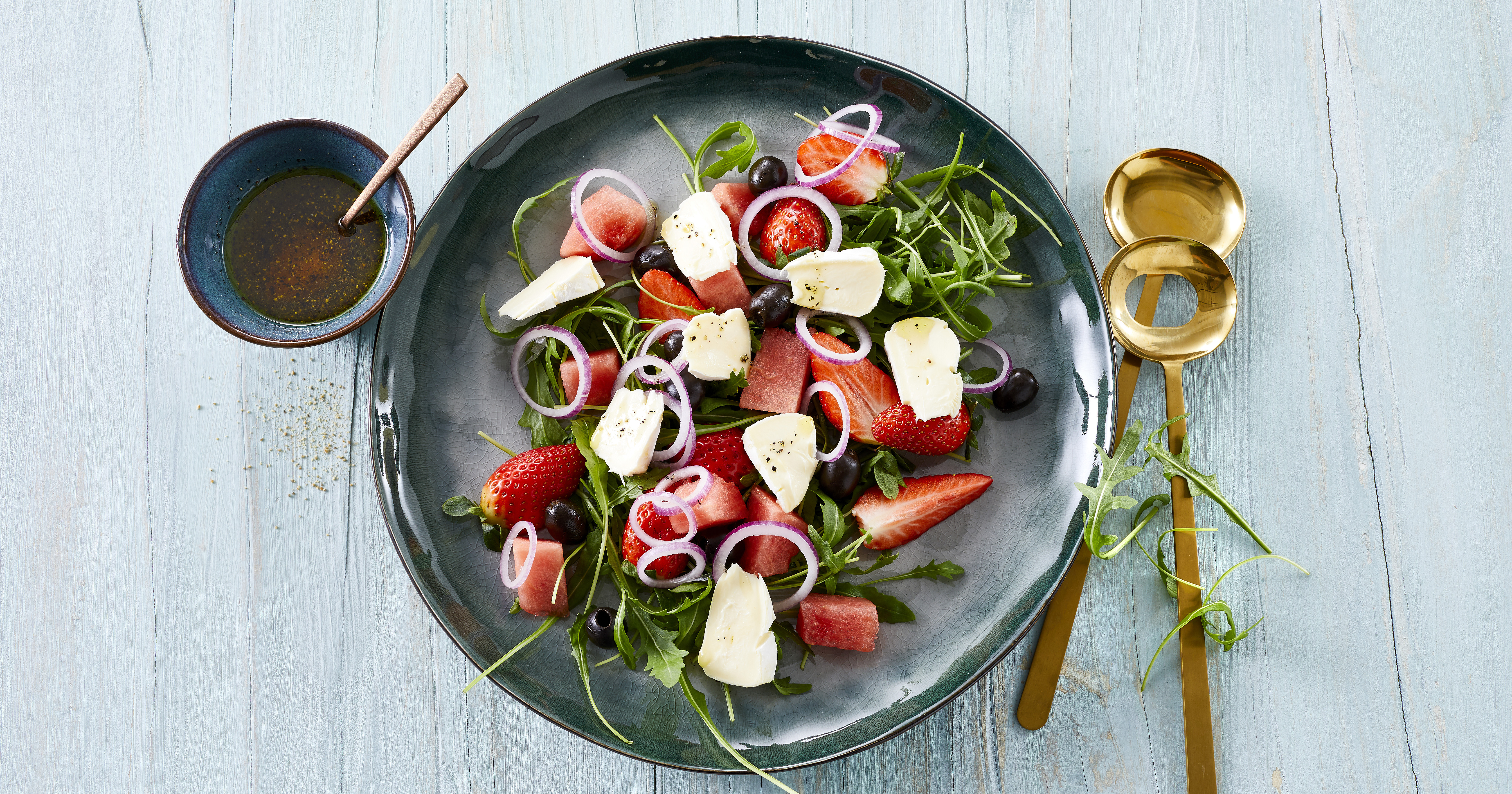 Sommersalat med ost og oliven
