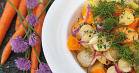 Varm kartoffelsalat med gulerødder