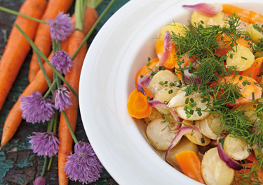 Varm kartoffelsalat med gulerødder