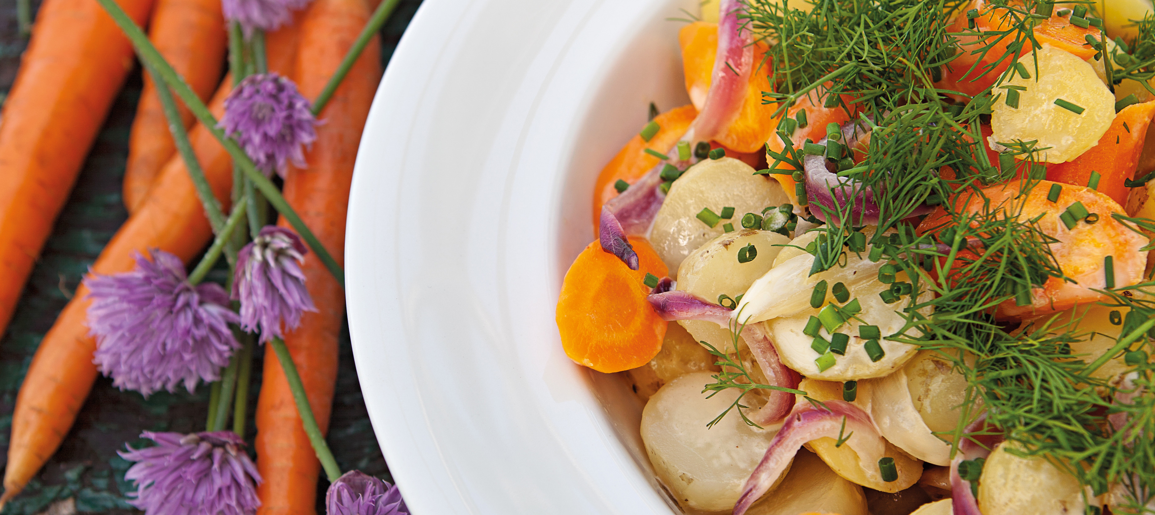 Varm kartoffelsalat med gulerødder