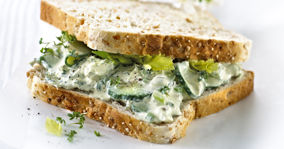 Sandwich med agurk og bladselleri