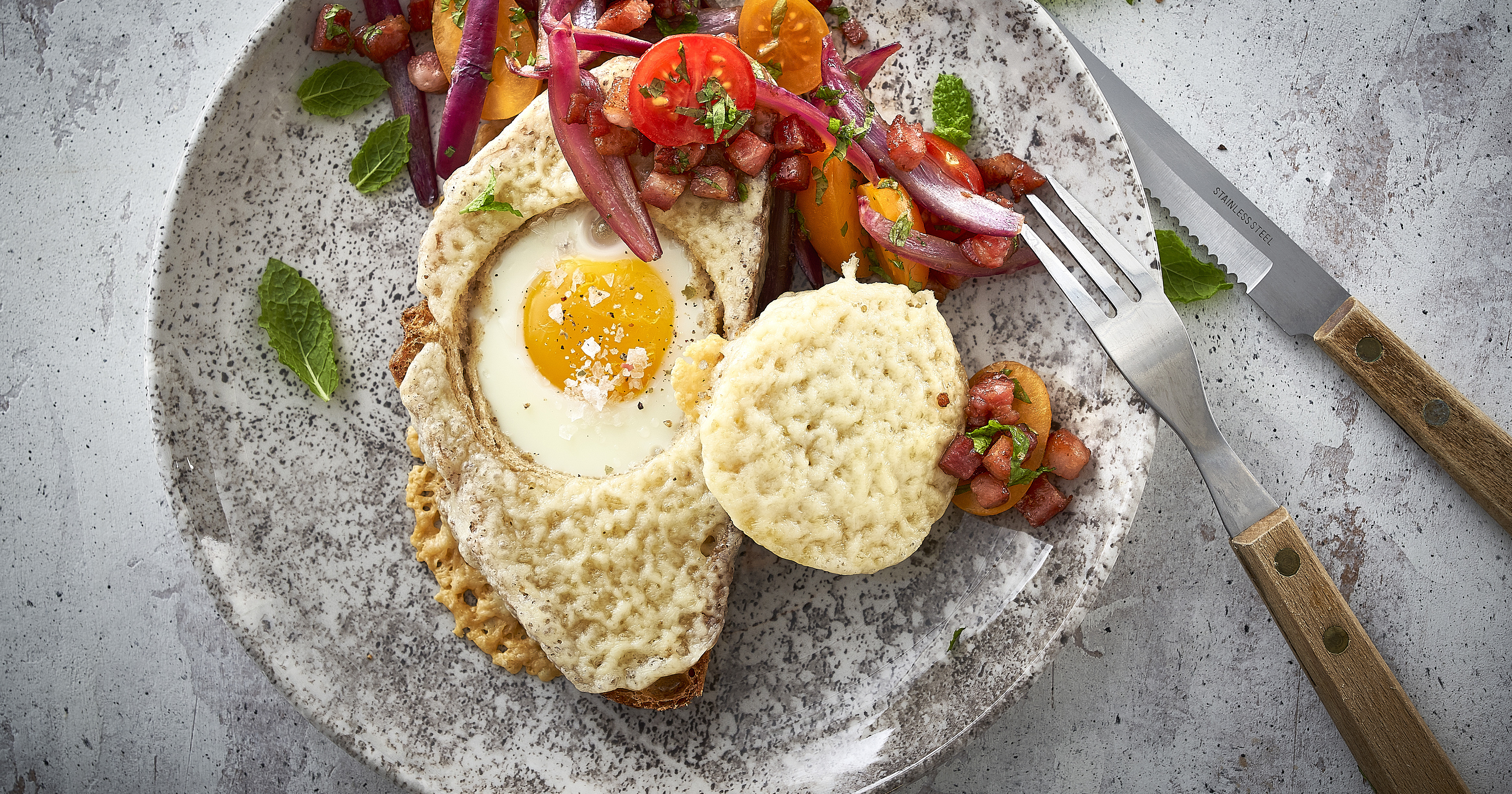 Åben toast med æg, bacon og ost