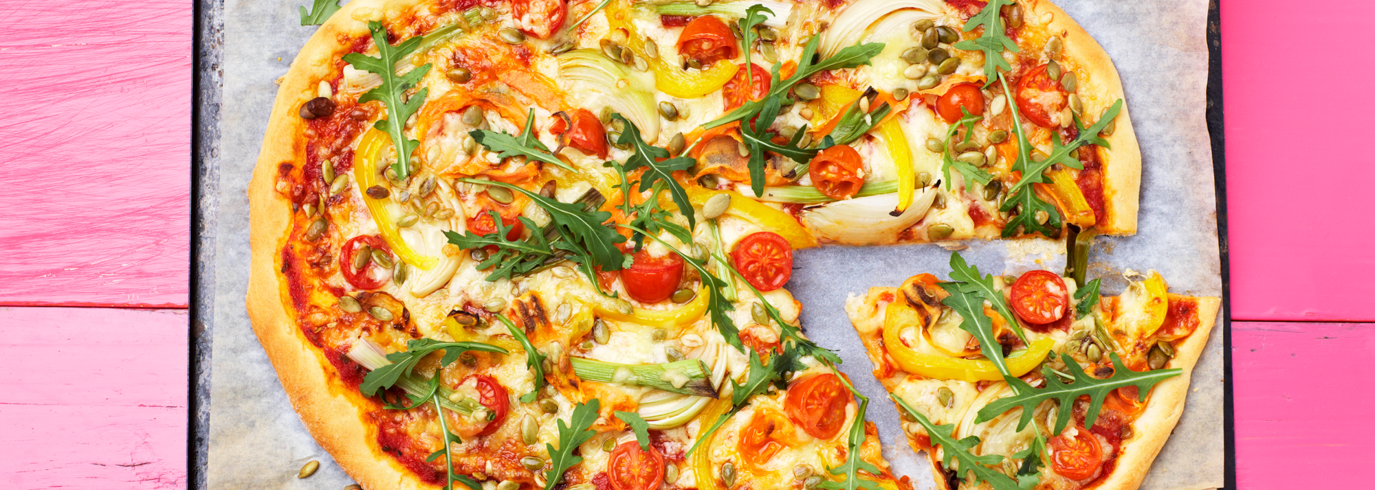 Pizza med spæde grøntsager