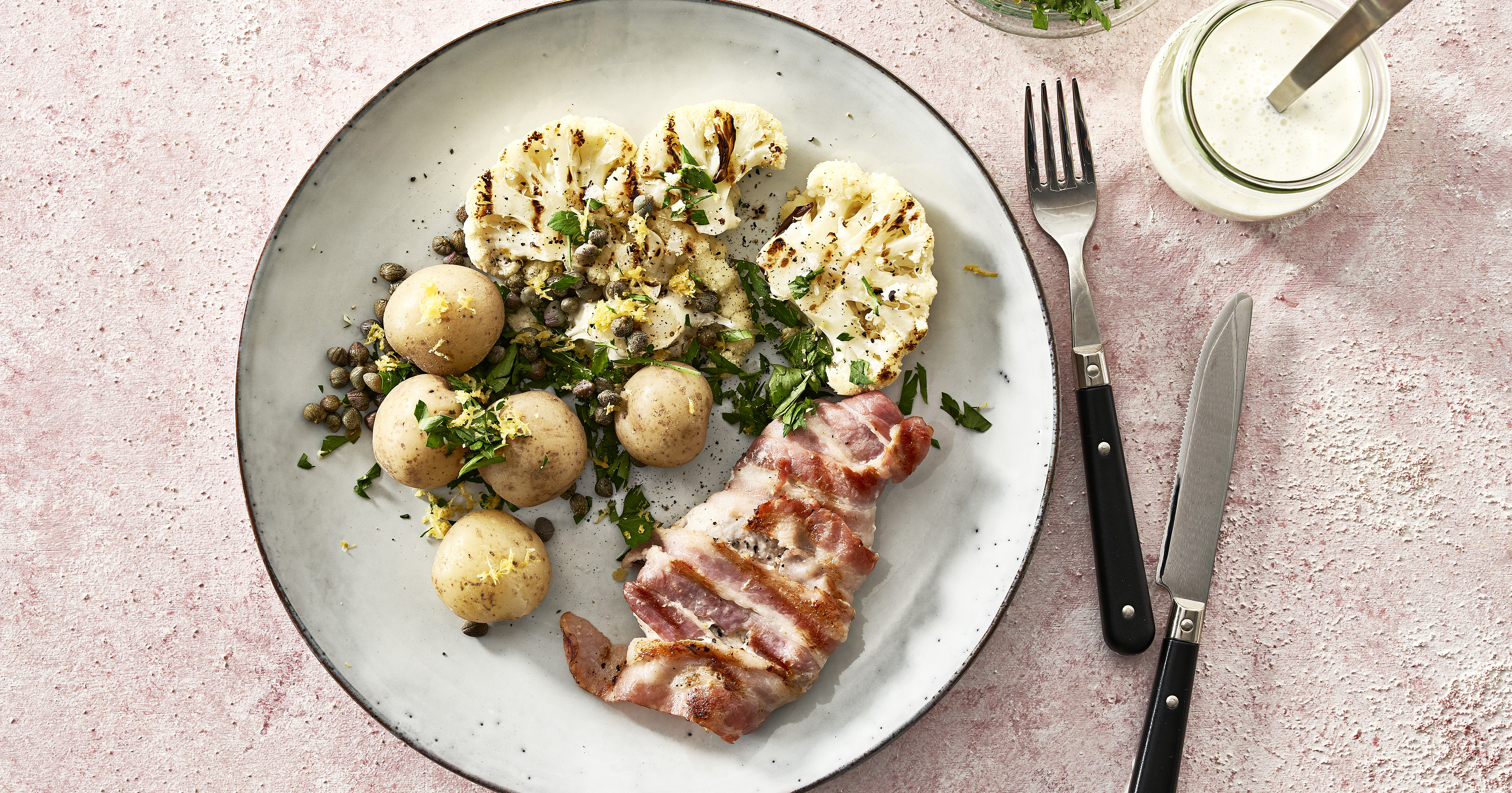 Grillede koteletter og blomkål