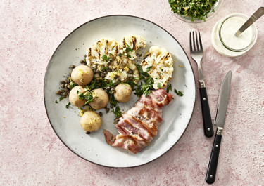 Grillede koteletter og blomkål